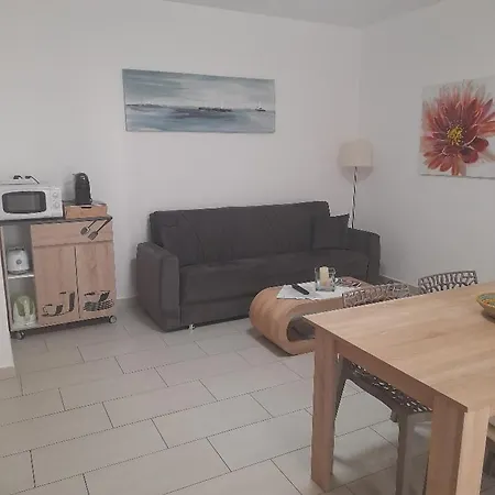 Alkira Apartment *