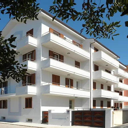 Alkira Apartment *